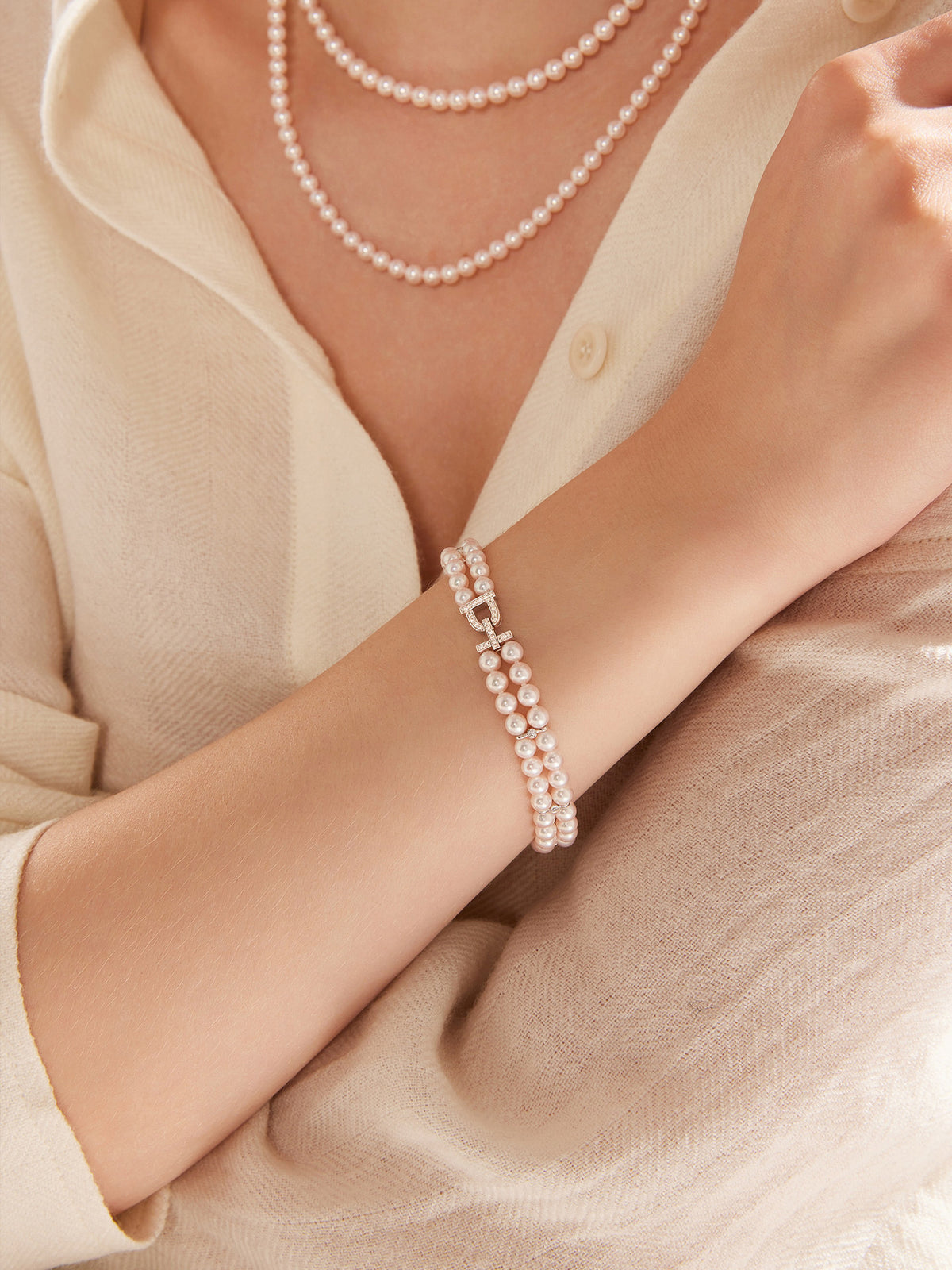Natural Cultured Saltwater Akoya Pearl 18K Gold and Natural Diamond Bracelet