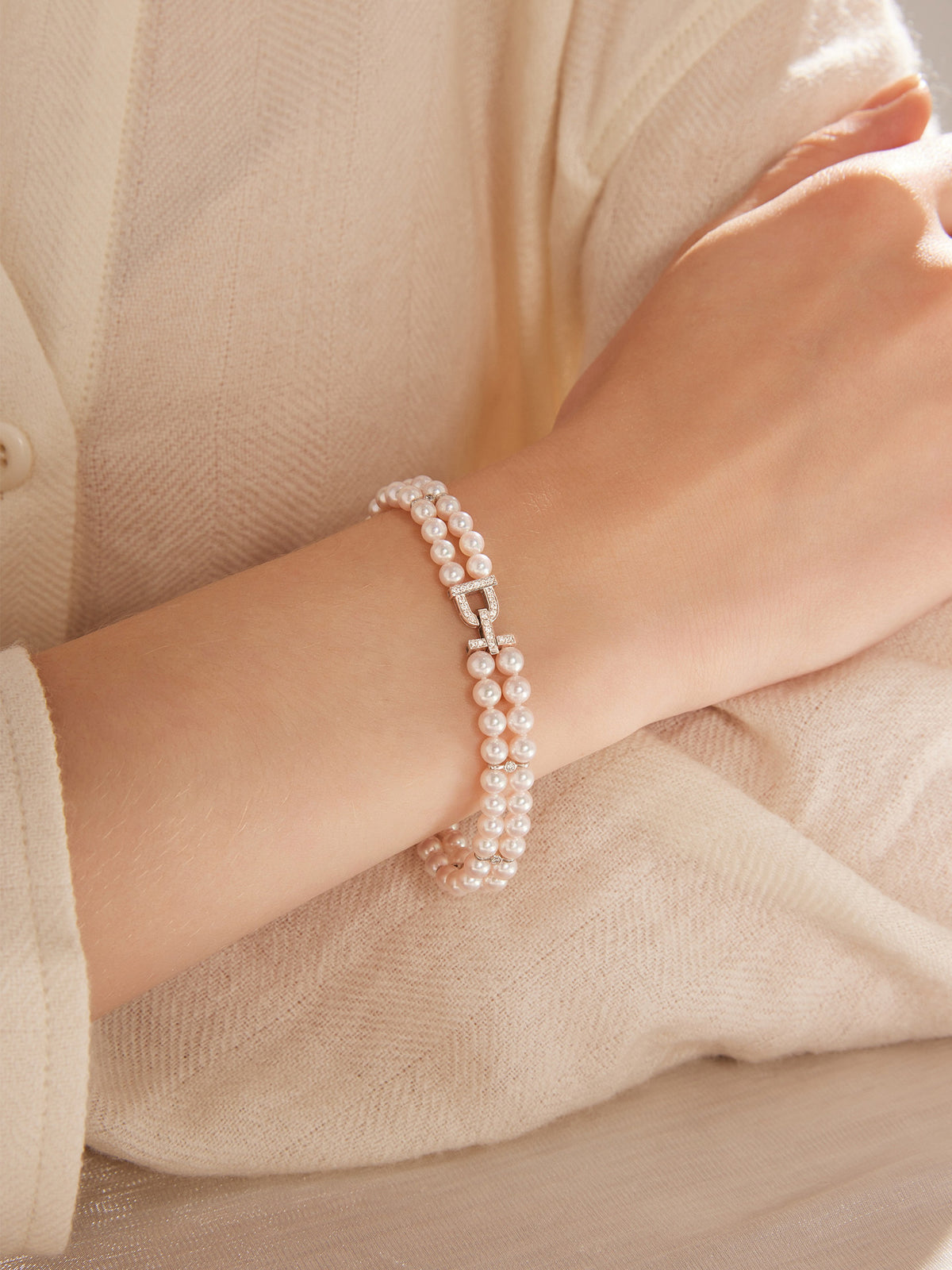 Natural Cultured Saltwater Akoya Pearl 18K Gold and Natural Diamond Bracelet