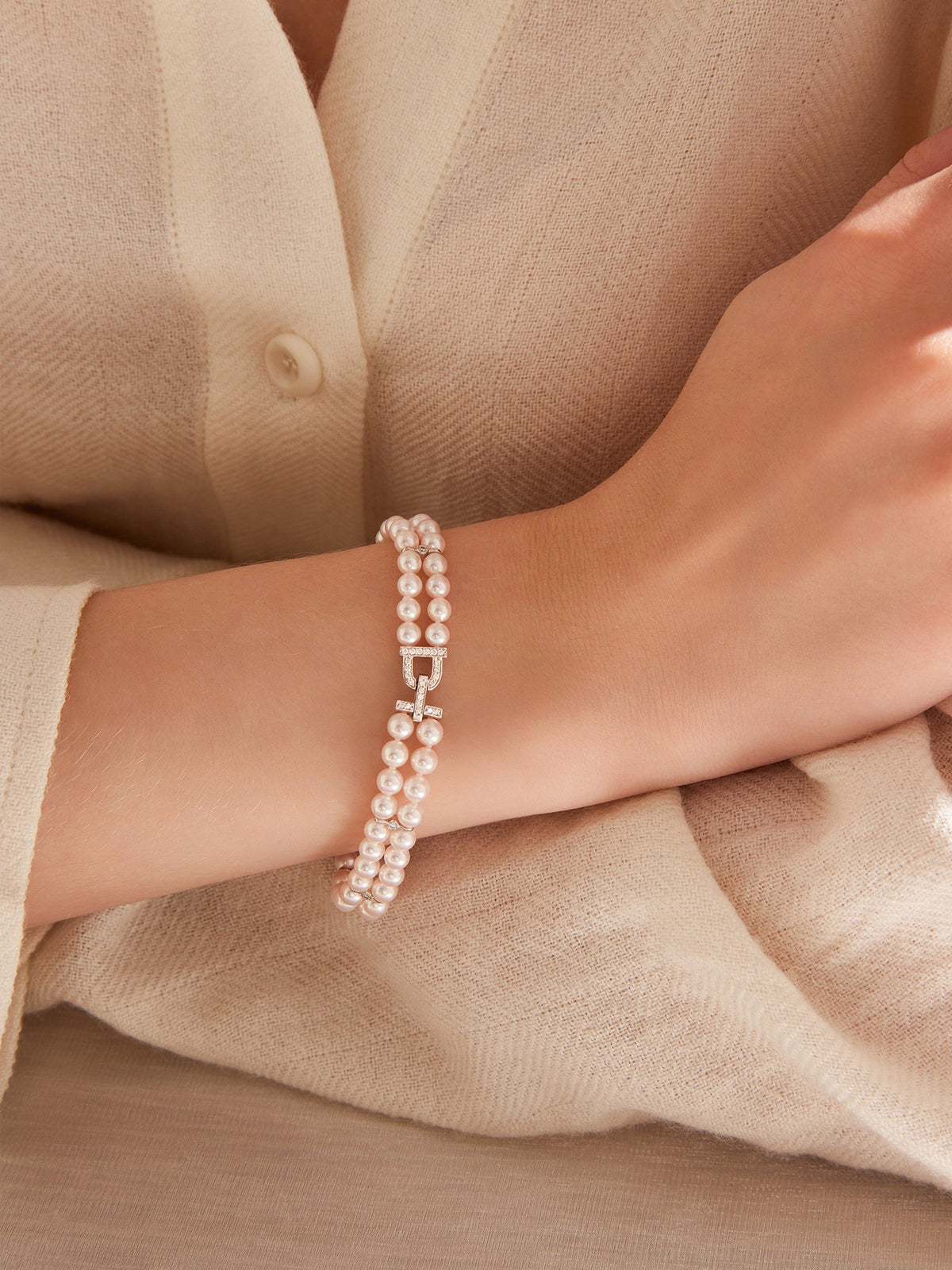 Natural Cultured Saltwater Akoya Pearl 18K Gold and Natural Diamond Bracelet